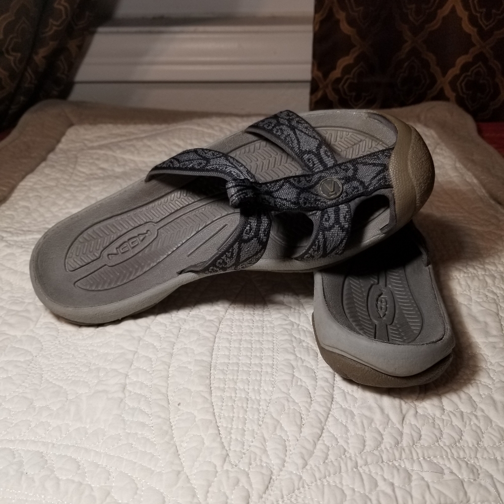 KEEN 9 gray closed toe sandal slides